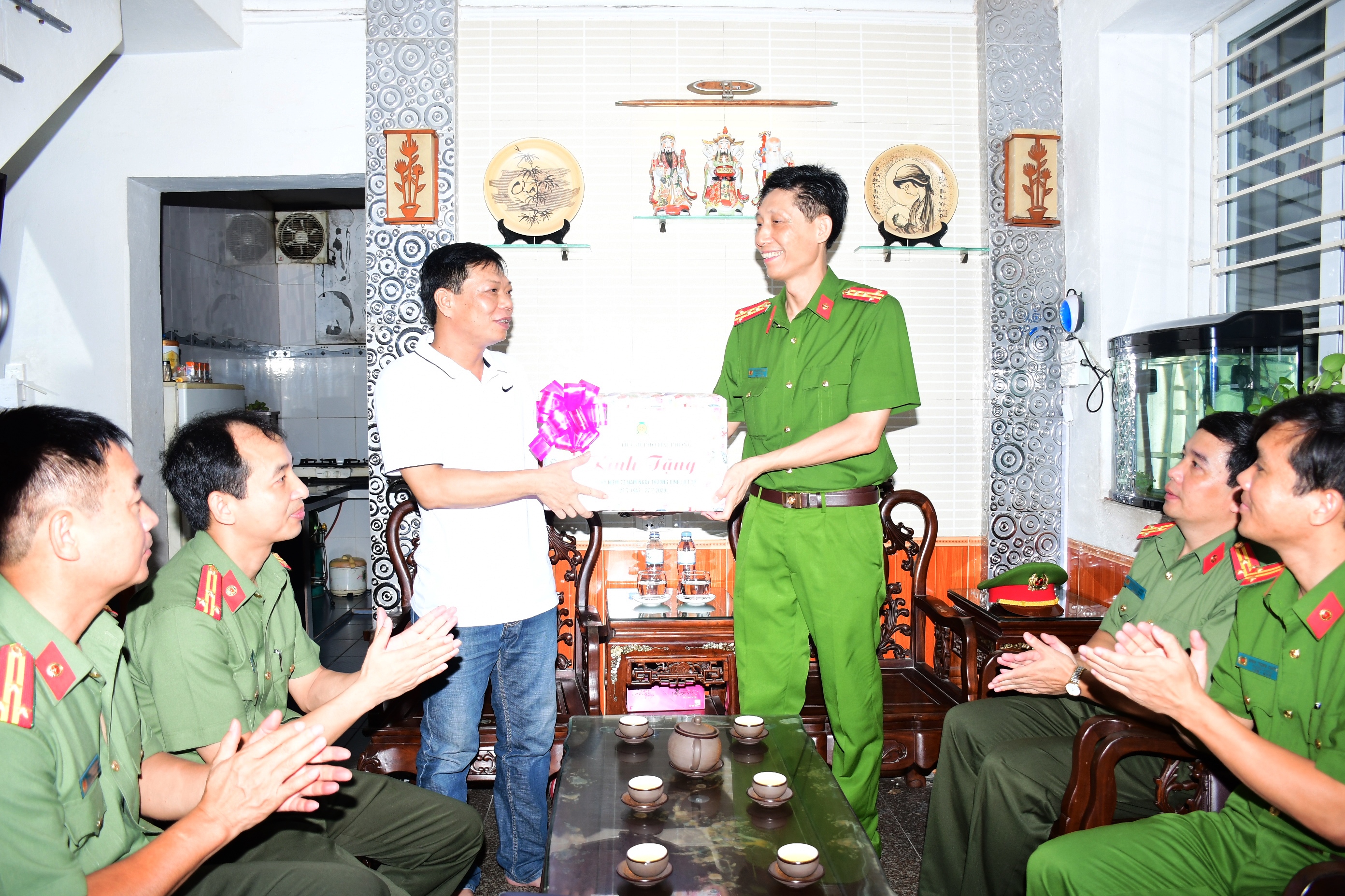 Thăm, tặng quà gia đình có công với cách mạng trong Công an Hải Phòng